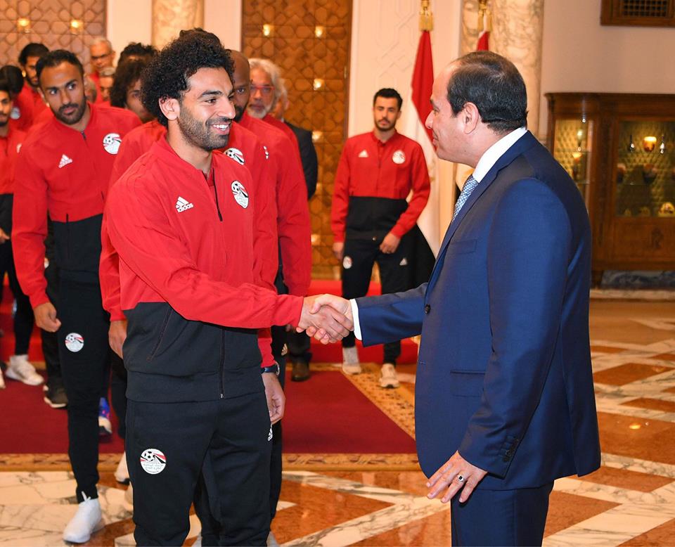 الرئيس السيسي يستقبل بعثة منتخب مصر ويوجه رسالة لصلاح وكوبر