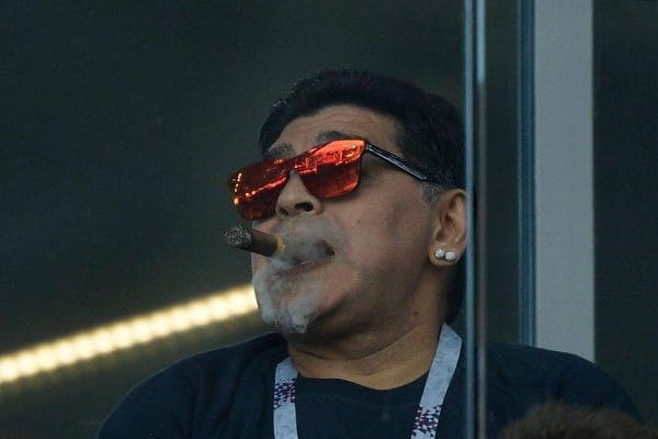 ديجو مارادونا يكسر قوانين الفيفا..و لاعبو المنتخب يكسروا اللوائح احتفالا بالعيد