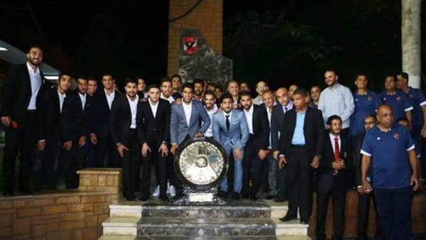 نجوم الأهلي يحتفلون بالفوز بدرع الدوري بصورة تذكارية مع الدرع