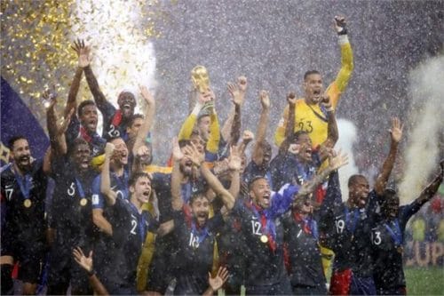أفريقيا هى التى توجت بلقب المونديال ..فهل تحولت ألوان علم فرنسا الى الأبيض والأسود والعربى؟