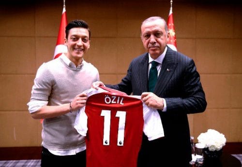 صورة مع أردوغان تتسبب فى أعتزال أوزيل اللعب دوليا..واللاعب يعلق: لا أنسى جذوري