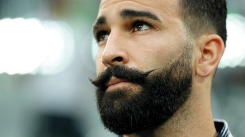 شارب عادل رامى تميمة حظ منتخب الديوك .. فهل سيجلب لهم الفوز اليوم؟..تعرف على القنوات الناقلة ومعلق المباراة