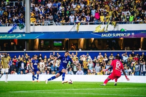 الهلال يقتنص الفوز من اتحاد جدة ويتوج بكأس السوبر السعودي