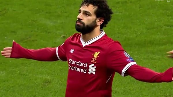 طفلة تخطف محمد صلاح فى فندق اقامة منتخب مصر ..وموقف حاسم للأمن