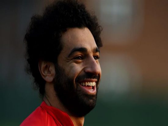 صلاح الأفضل في2018يحتفل بفوز ليفربول..وفرانس فوتبول تغازلة:رفع علم مصر عاليًا
