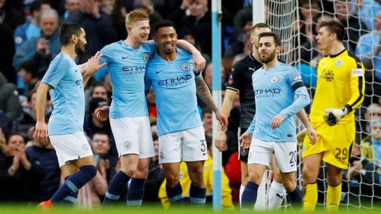 مانشستر سيتي يتصدر الدوري الإنجليزي مؤقتاً بعد هزيمة إيفرتون بثنائية