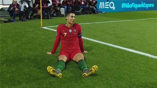 كريستيانو رونالدو يخرج من مباراة البرتغال وصربيا مصابا بتصفيات اليورو