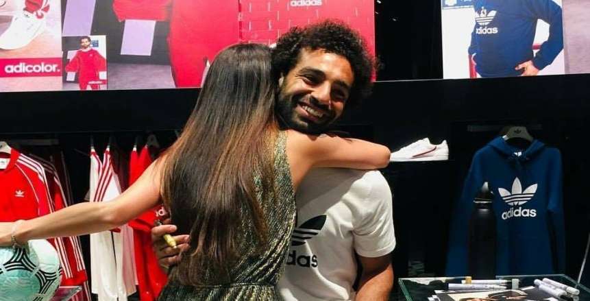 أخبار محمد صلاح : صورة .. محمد صلاح ينشر تعليق والدته على احتضانه لفتاة الإمارات