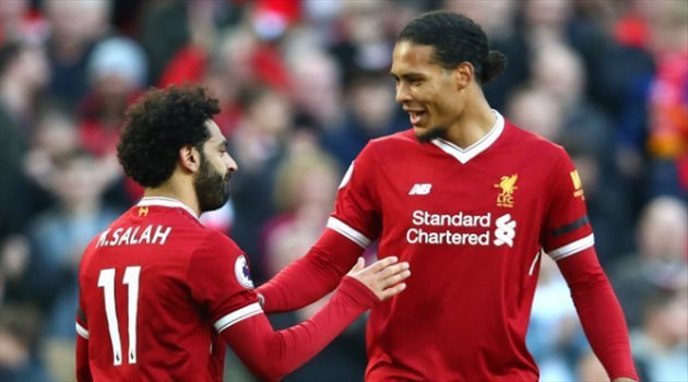 صلاح يهنئ لاعب ليفربول بجائزةأفضل لاعب بإنجلترا..وفينجريكشف سبب غياب مو