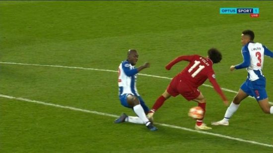 صلاح ينجو من الطرد في دوري الأبطال..فهل كان يستحقة في مباراة ليفربول ضدأياكس