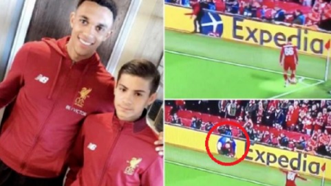 حامل الكرات ساهم في ريمونتادا ليفربول أمام برشلونة وتحول لبطل جماهيري بالريدز