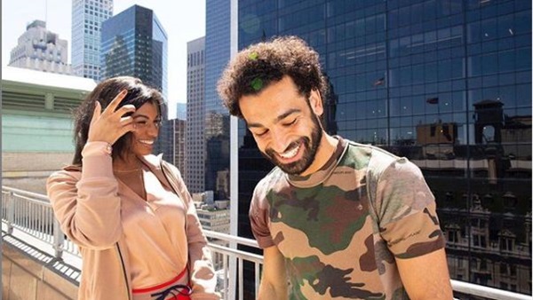 صلاح ينشر صورة جديدة له مع تايلور روكس صاحبة سؤال “أوصف شعرك في كلمة”