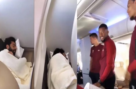 محمد صلاح ينام على أرضية الطائرة ويتجاهل سخرية لاعبي ليفربول
