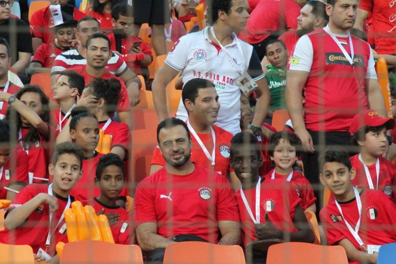 أمم أفريقيا .. الداعية مصطفي حسني و جماهير الجزائر يدعمون الفراعنة بالمدرجات