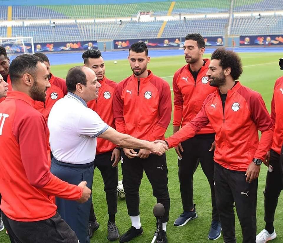 السيسي يزور معسكر منتخب مصر ويتلقي هديه من لاعبي الفراعنة