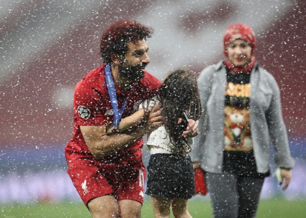صلاح يحضن زوجتة في الملعب احتفالا بالتتويج بلقب أبطال أوروبا
