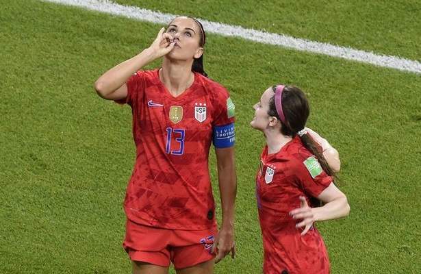 أليكس مورجان لاعبة منتخب أمريكا للسيدات تسخر من الإنجليز بـ”احتساء الشاي“..فيديو