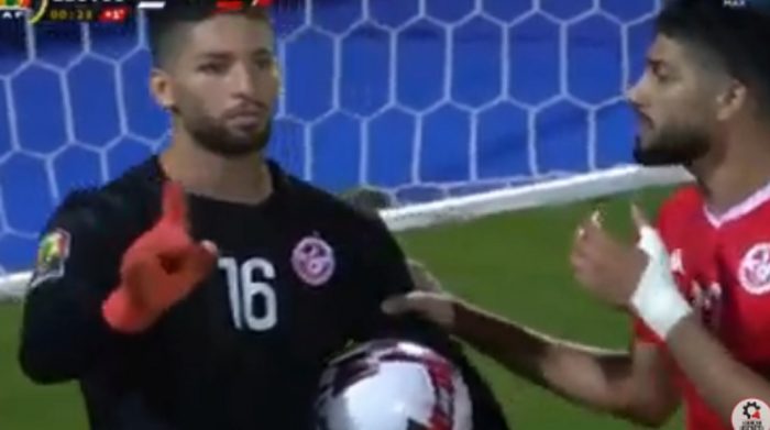 أمم أفريقيا .. حارس تونس يعتذر لمدربه عن سوء سلوكة عند استبداله أمام غانا