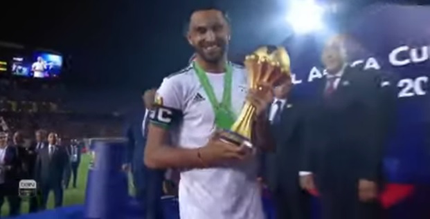 محرز يكشف عن سبب عدم مصافحتة لرئيس الوزراء خلال التتويج بالـ(فيديو)