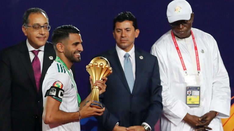 أمم أفريقيا : حقيقة تعمد رياض محرز عدم مصافحة رئيس الوزراء .. ورسالة من أبوتريكة