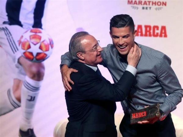 رونالدو يتوج بجائزة الأساطير ويستقبل رئيس الريال بالقبل وجدل حول التعاقد معه مجددا