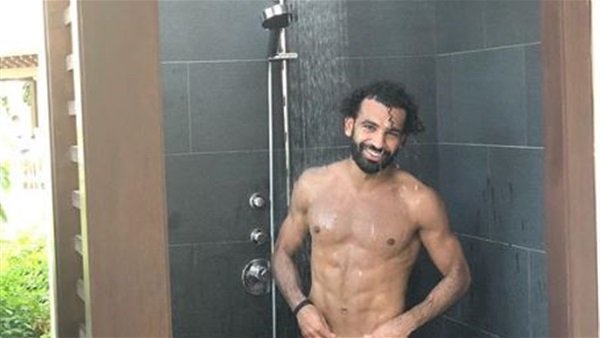صلاح يستحم شبه عاري في أحدث صورة له بدبي ويتلقي ردود فعل صادمة