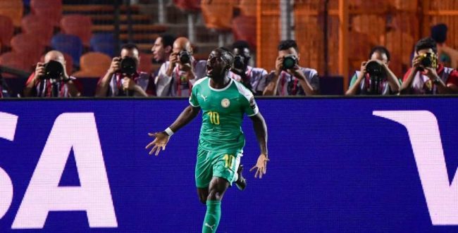 ماني يغرد منفردا بصدارة ترتيب هدافي الكان .. وماذا طلب طفل مصري من اللاعب؟