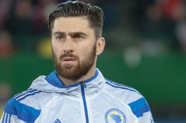 الأهلي السعودي يتعاقد مع مدافع جنوى الإيطالى البوسني..بعد تراجعة عن ضم حجازي