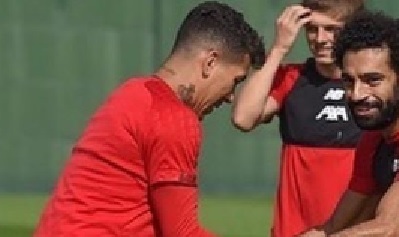 صلاح يشتبك مع زملائه في المران الرئيسي للريدز .. بالصور