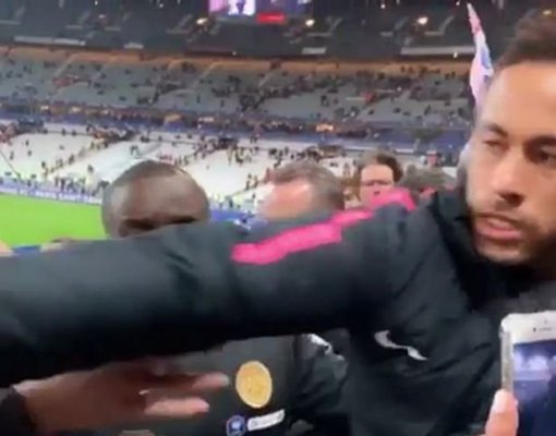 نيمار متهم رسميا بضرب مشجع بعدما وصفة الأخير بالعنصرية (فيديو)