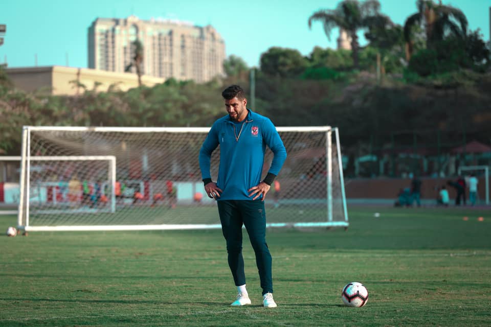 الأهلي اليوم : حقيقة توقيع شريف أكرامي علي عقود رسمية لبيراميدز