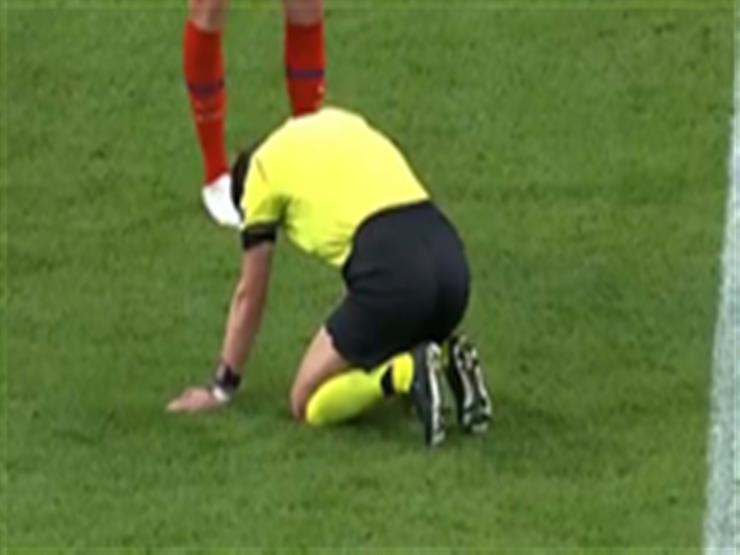 حكم مباراة يوفنتوس وأتلتيكو مدريد يتعرض لإصابة نادرة بملاعب كرة القدم (فيديو)