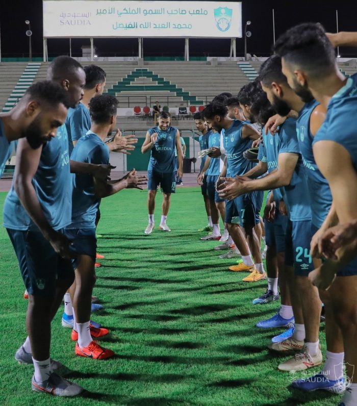 لاعبي الأهلي السعودي يستقبلون الجزائرى يوسف البلايلى بممر شرفي