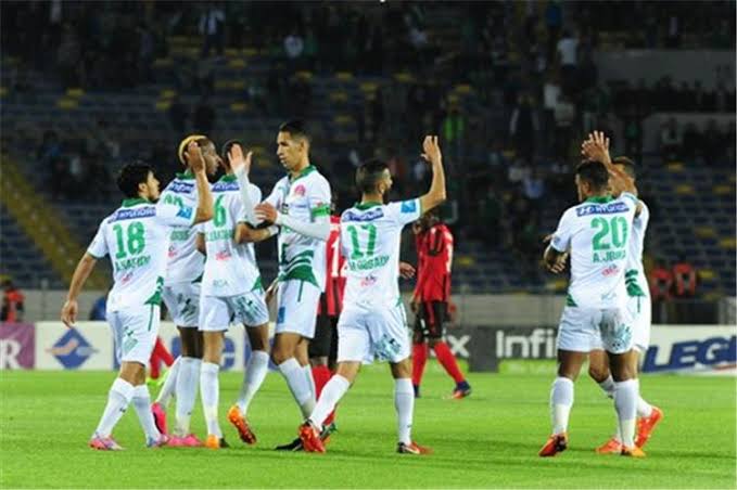 الرجاء المغربي يقرر إقالة مدرب تعرض للاعب شاب بتصرفات غير أخلاقية