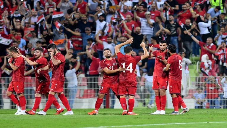 في حدث صادم.. وفاة مدرب سوري بسبب ركلة جزاء والحكم يستكمل المباراة