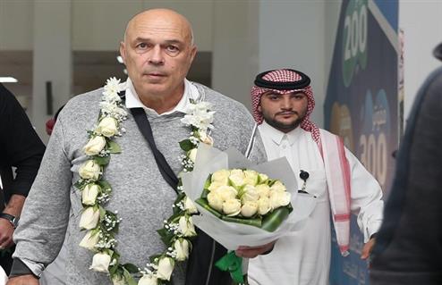كريستيان جروس يتلقي استقبالا حافلا بالورود من أهلى جدة