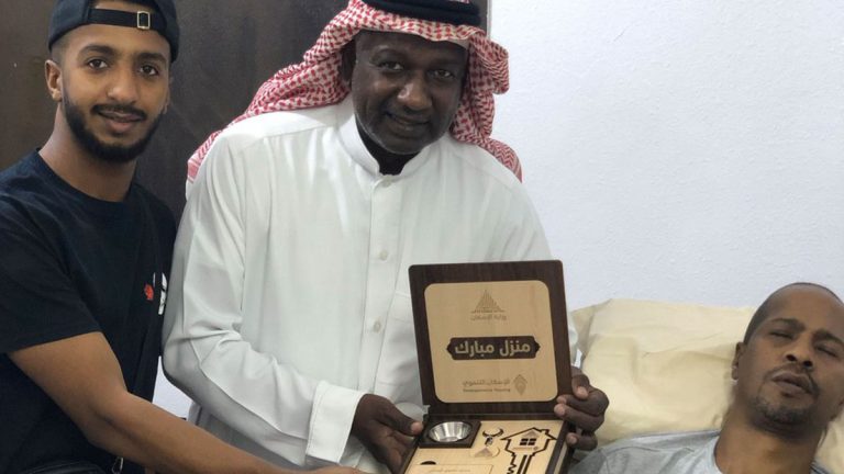 لاعب المنتخب السعودي السابق يمنح العويران فيلا هدية عقب عودته من رحلة علاجية