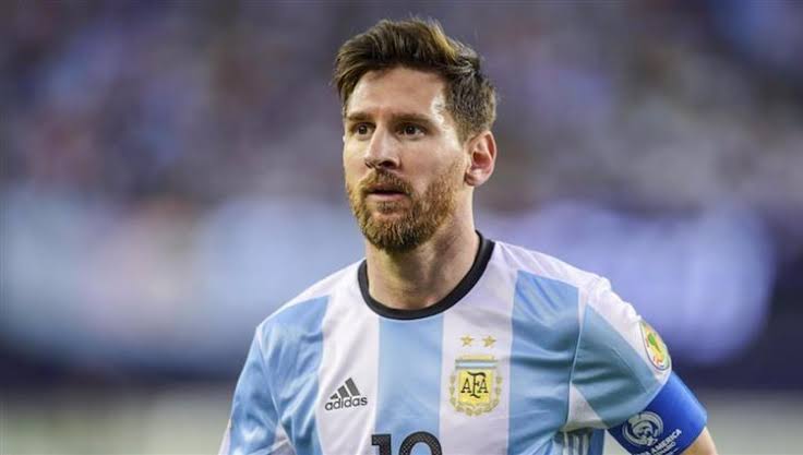 مدرب الأرجنتين يكشف عن موعد عودة ميسي إلى صفوف المنتخب