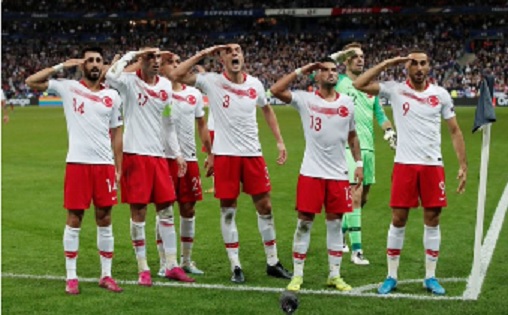 منتخب تركيا يدعم جيشة ويتلقي هجوما من الجماهير الفرنسية:”توقفوا عن ذبح الأكراد”