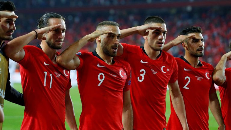 يويفا يفتح تحقيقًا بسبب التحية العسكرية التي أداها لاعبو تركيا أمام ألبانيا