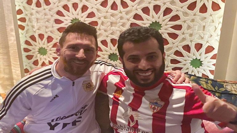 تركي آل الشيخ وسلام حار مع ميسي ويتجاهل باقي اللاعبين قبل مباراة البرازيل