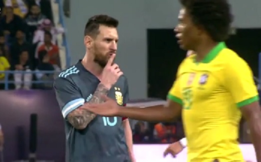 مدرب البرازيل تيتي يعترض : ميسي قال لي أخرس (فيديو)