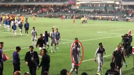 الفيفا يوقف لاعبا بحرينيا قام بحركة عنصرية بعينيه ضد منتخب ضد هونج كونج