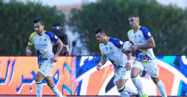 النصر ضد الفيحاء ..خبيران تحكيميان يشتبكان على الهواء بسبب ركلة جزاء