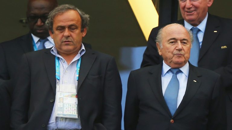 فيفا يلجأ للقضاء لاسترداد مليوني دولار من بلاتر وبلاتيني