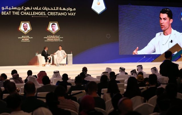 كريستيانو رونالدو يكشف أسرار البقاء في القمة في مؤتمر دبي