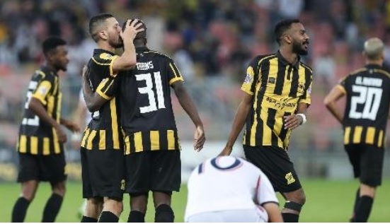 الدوري السعودي ..طفل يلتقط الكرة من المدرجات ويرفض إعادتها بمباراة الاتحاد والعدالة