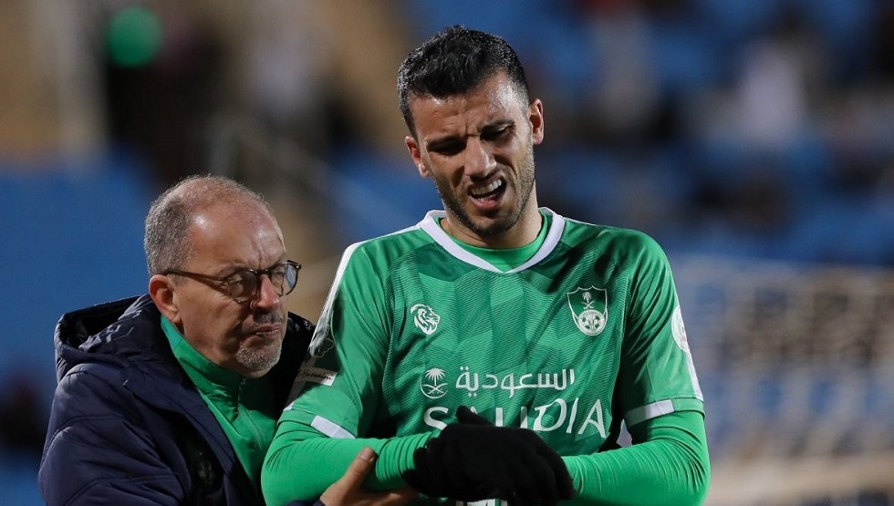 السومة مهاجم الأهلي السعودي يتحدث عن إصابته الغريبة وموعد عودته للملاعب