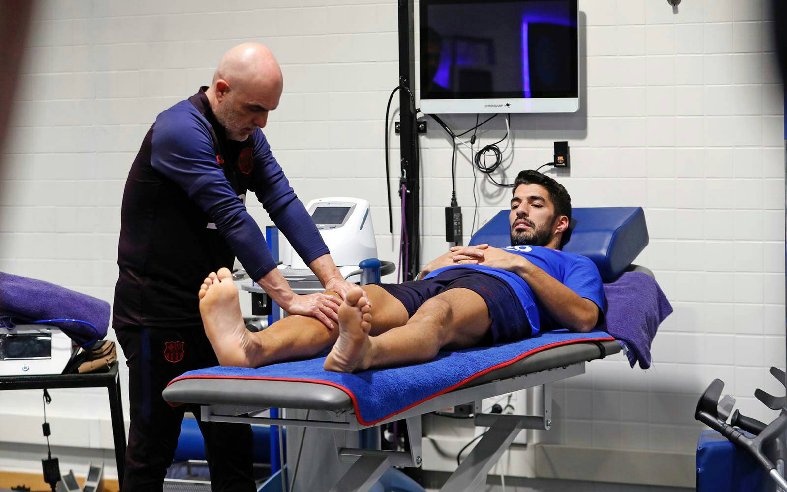 برشلونة يعلن بدء برنامج التعافي لنجمة سواريز بعد جراحة الركبة