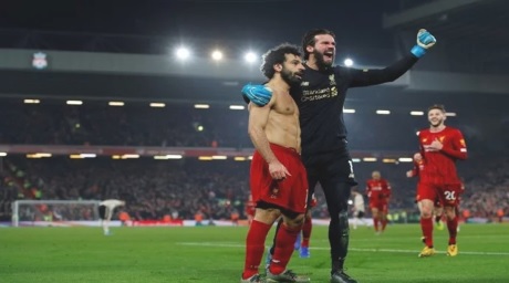 بيكر حارس ليفربول يحتفل بطريقة جنونية مع محمد صلاح